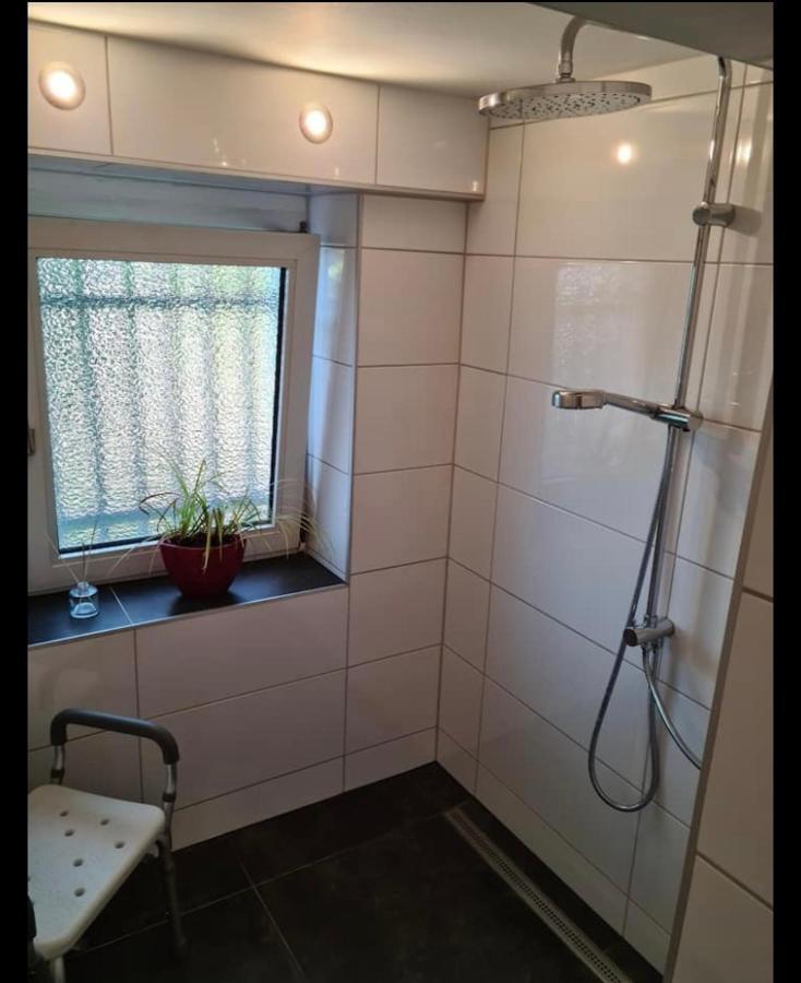 Nana-Eg-80M2 Sanierter Altbau-Parkplatz-Kleiner Garten-Wlan-Netflix-2Zimmer-Kueche-Dusche-Wanne-Waschmaschine Oberhausen  Buitenkant foto