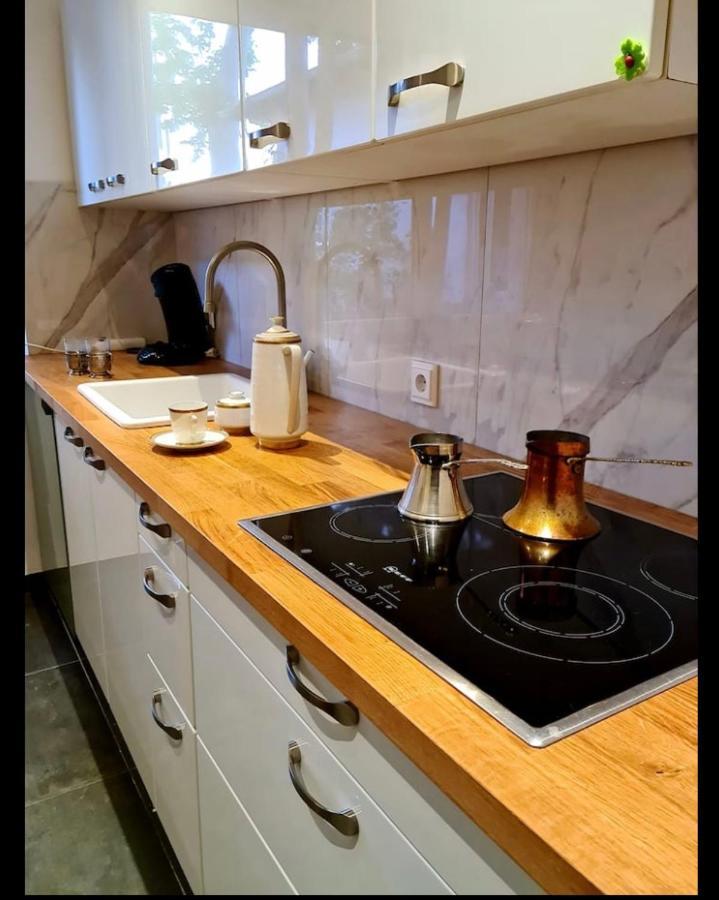 Nana-Eg-80M2 Sanierter Altbau-Parkplatz-Kleiner Garten-Wlan-Netflix-2Zimmer-Kueche-Dusche-Wanne-Waschmaschine Oberhausen  Buitenkant foto